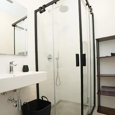 Patty 2 Modern And Brand New Close To The Center With Private Parking *